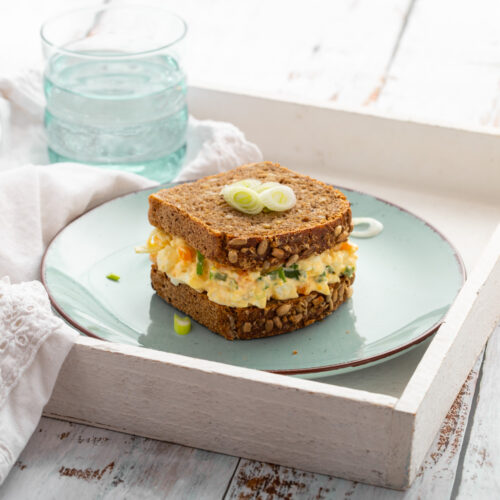 Sendvič sa salatom od kuhanih jaja i mladog luka