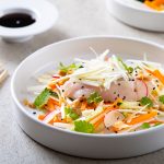 Topla salata sa sashimijem od brancina