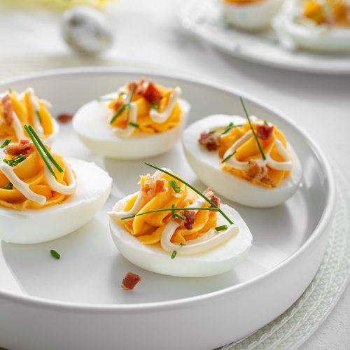 ‘Deviled eggs’ s prženom slaninom 2 devlied eggs recept za uskrs