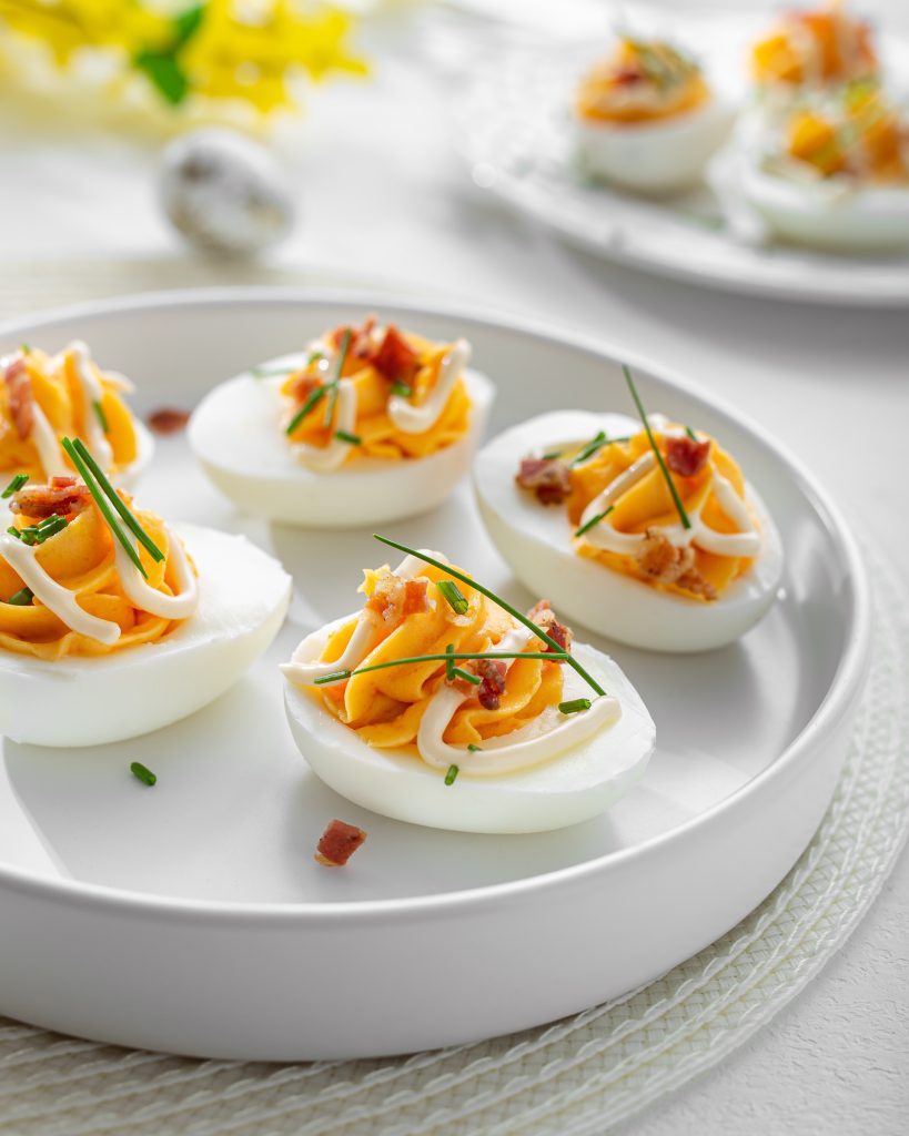 ‘Deviled eggs’ s prženom slaninom 3 devlied eggs recept za uskrs