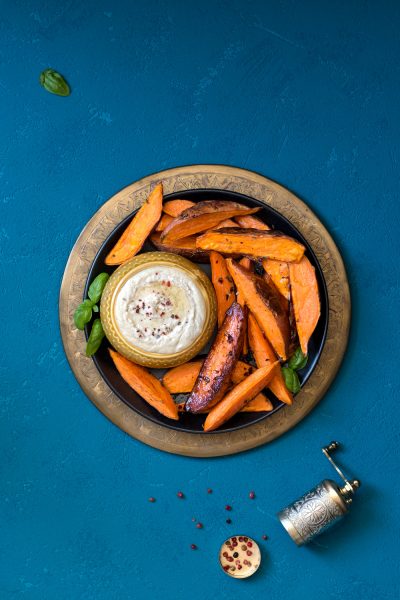 Hrskavi batat iz pećnice uz umak od indijskih oraščića