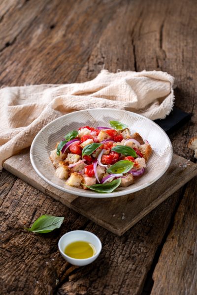 Ljetna panzanella s rajčicama i starom focacciom