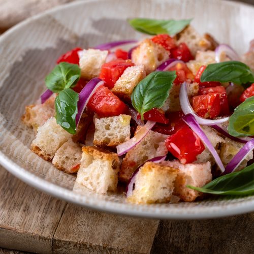 Ljetna panzanella s rajčicama i starom focacciom