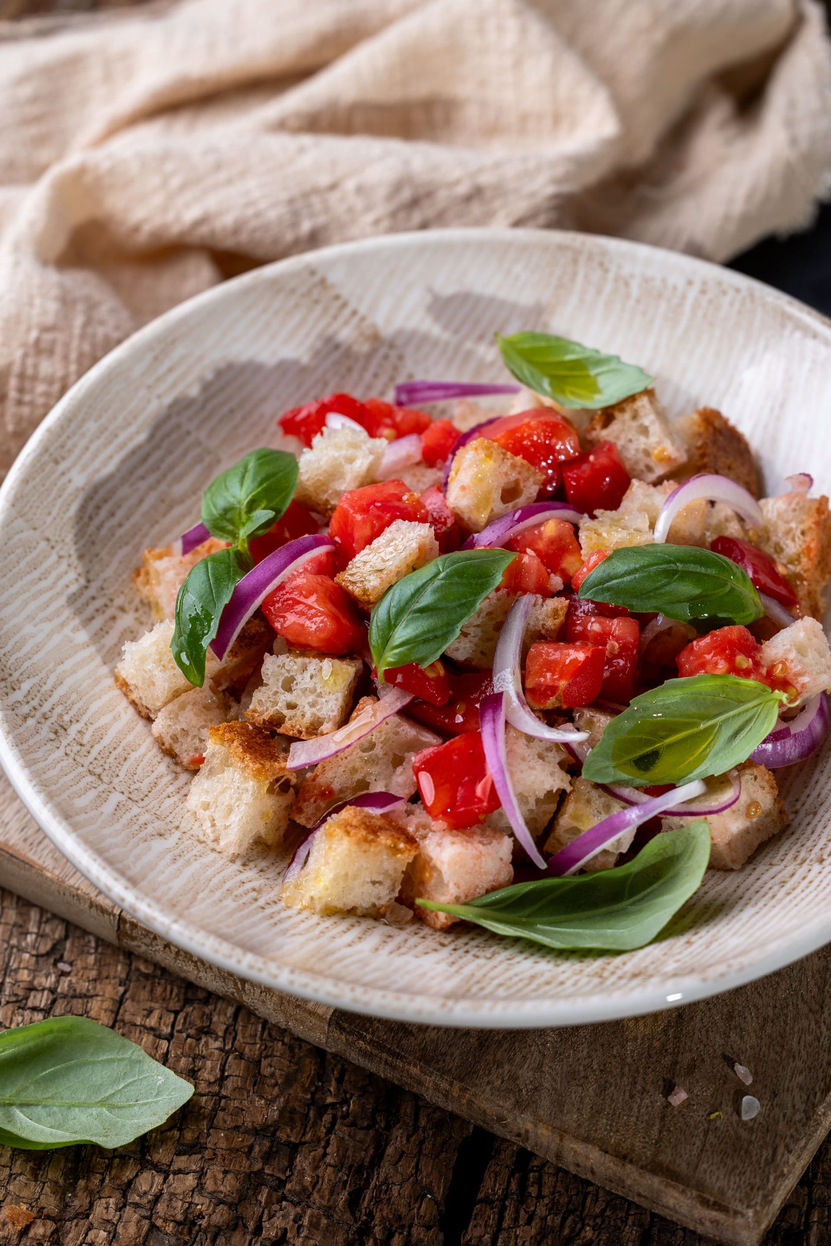 Ljetna panzanella s rajčicama i starom focacciom